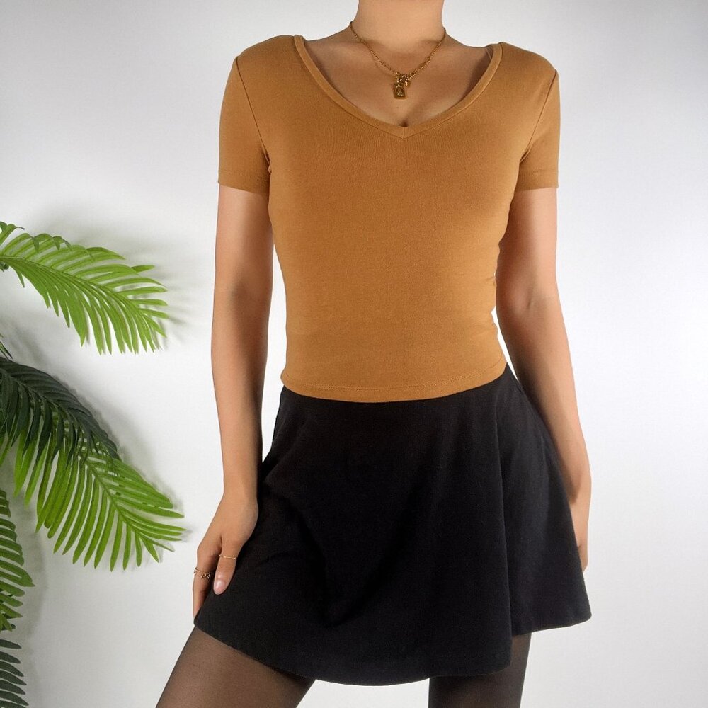 Wild Fable Womens XS Tan V-Neck Short Sleeve Cropped T-Shirt Baby Tee / XS